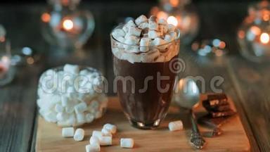 美丽的组成-热巧克力与果酱和巧克力块在一个透明的玻璃。 玻璃站在一个